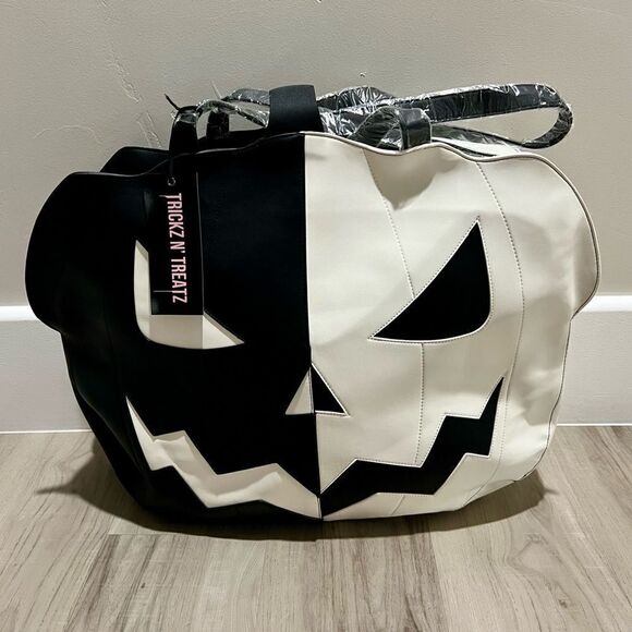 NWT Trickz N Treatz x Dolls Kill black and white oversized pumpkin face tote. - Picture 4 of 14